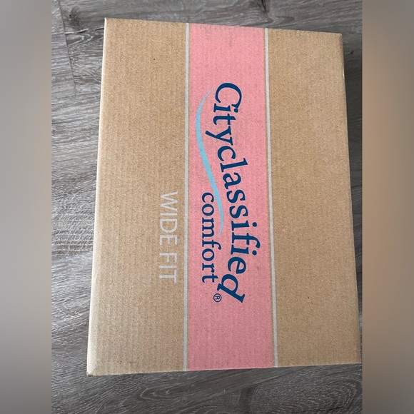 CityClassified Silver Heels size 7 - Picture 2 of 5